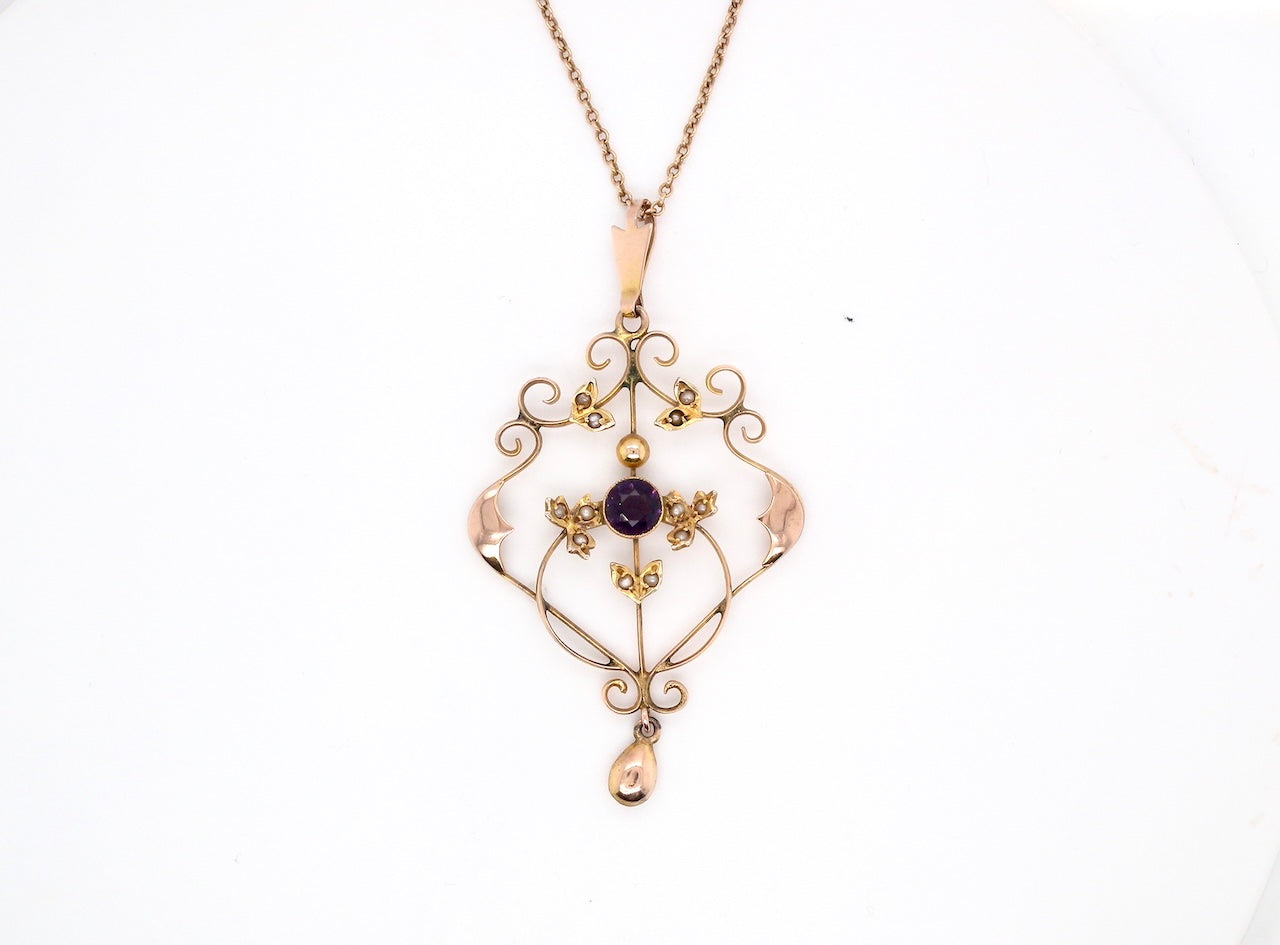 A fine antique pendant. Victorian openwork design, this impressive pendant measures 40x30mm.