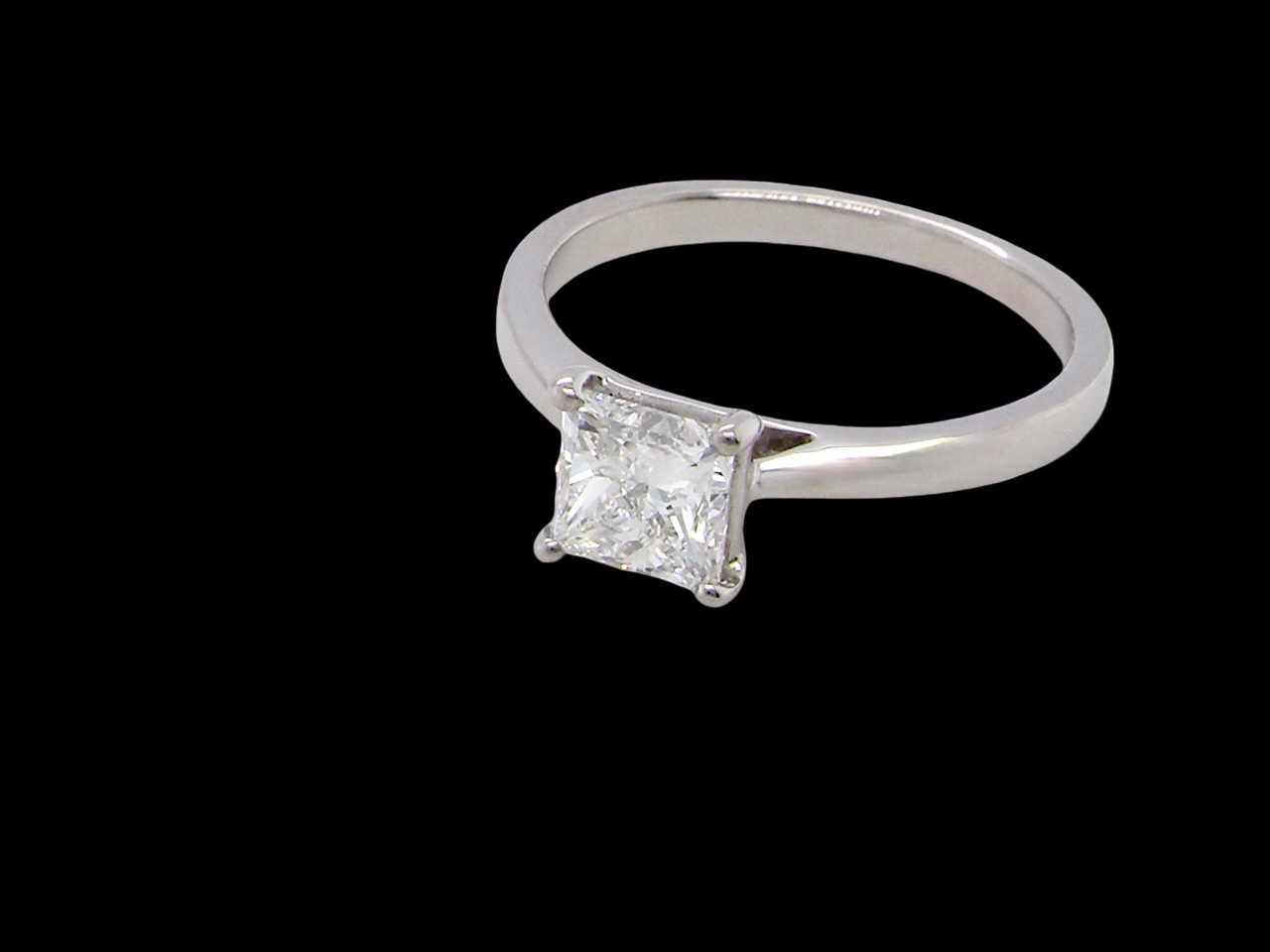 A fine solitaire ring featuring a square cut diamond of excellent quality.

Superb colour grade of E, excellent clarity- graded VVS2*. Stone measures 5x5x3.68,  0.83 carats.