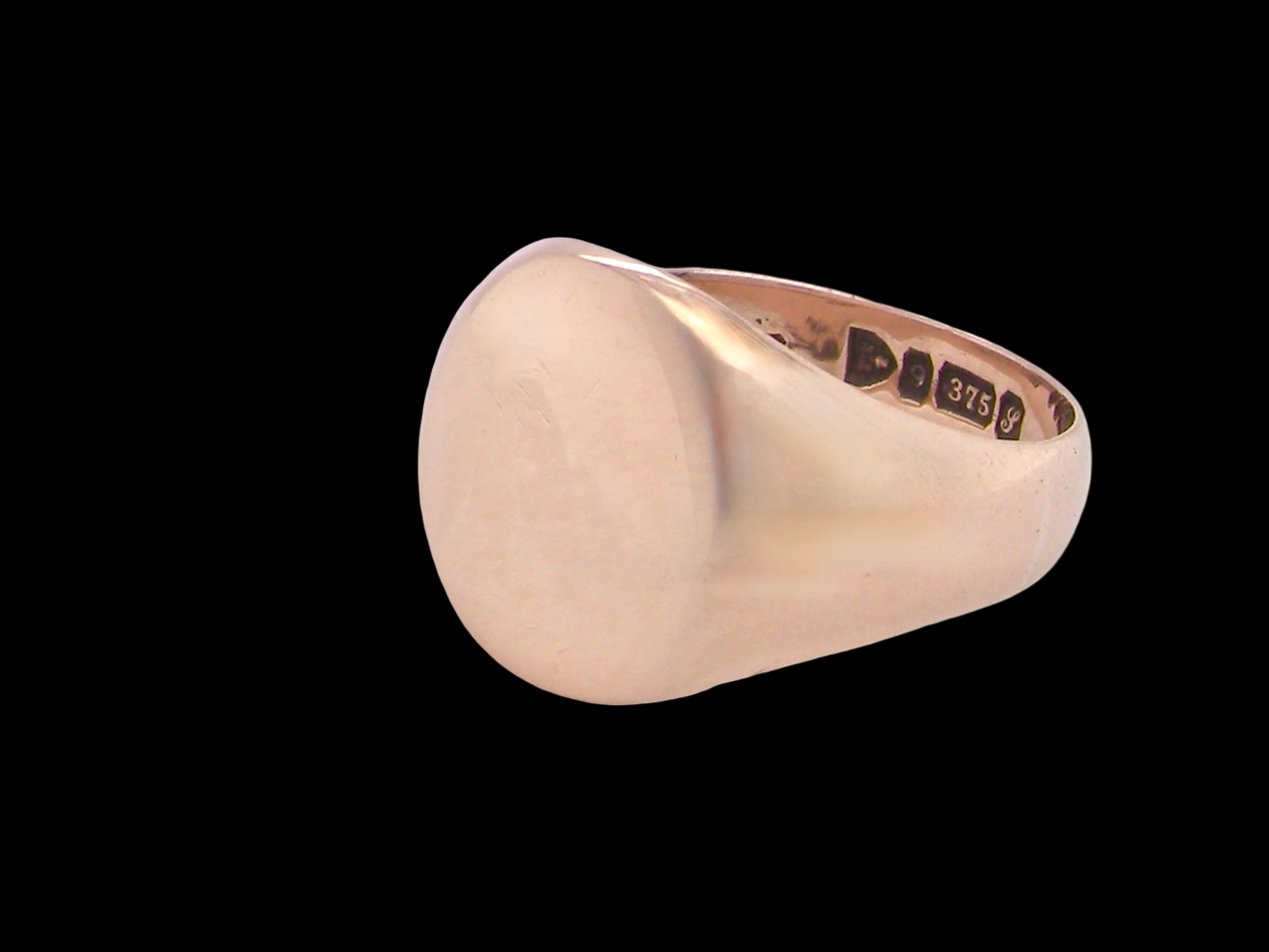 A gentleman's 9 carat rose gold signet ring. The head is oval shaped 13x13mm, totally plain 