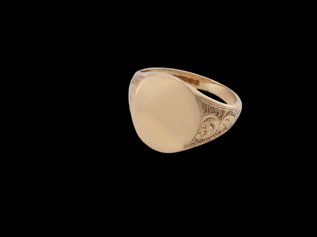 A gentlemans 9 carat gold oval shaped signet ring. The reverse is engraved with  Mizpah*