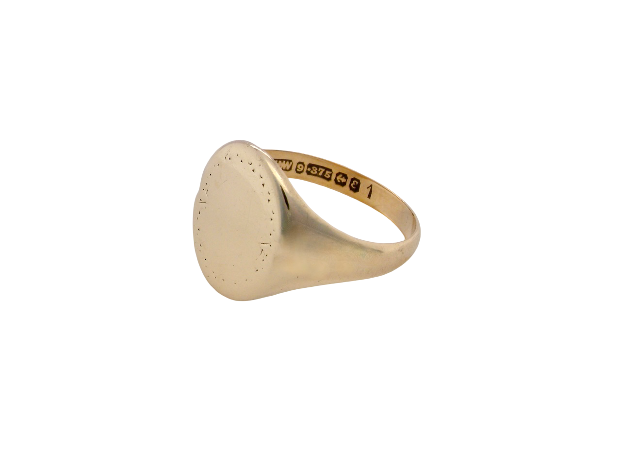 A gentlemans 9 carat gold signet ring. The head is oval with a slight pattern to the outer edges.&nbsp;