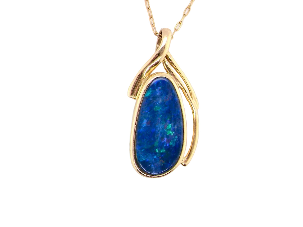 A  pendant containing an oval shaped black opal