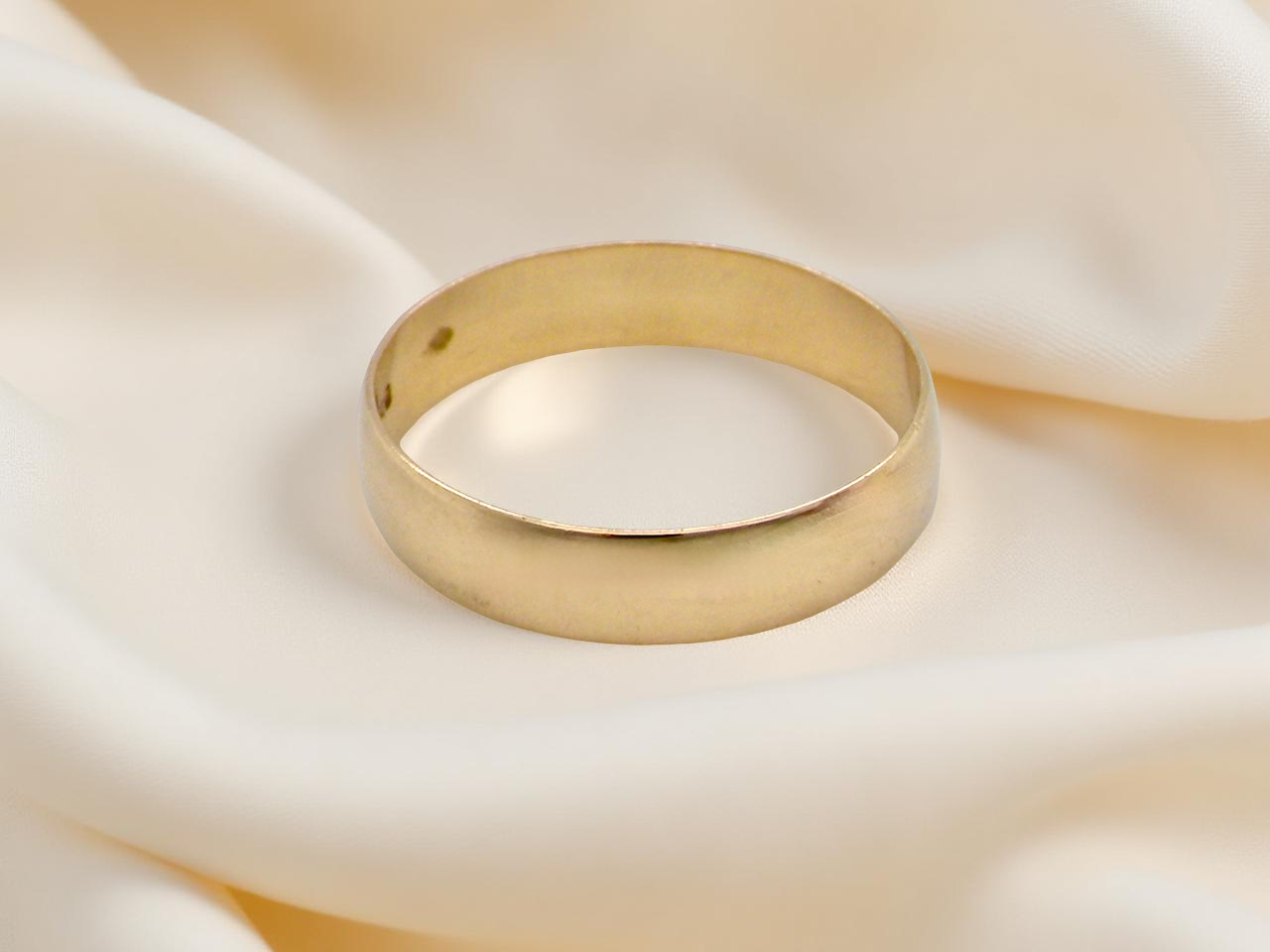 A plain 18 carat gold wedding ring