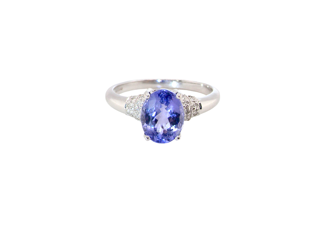 A pretty 18 carat white gold ring that features an AAA Tanzanite gem stone. Displaying tones of purple and lilac the stone is oval cut at around 8x6mm (1.47 carat approx)