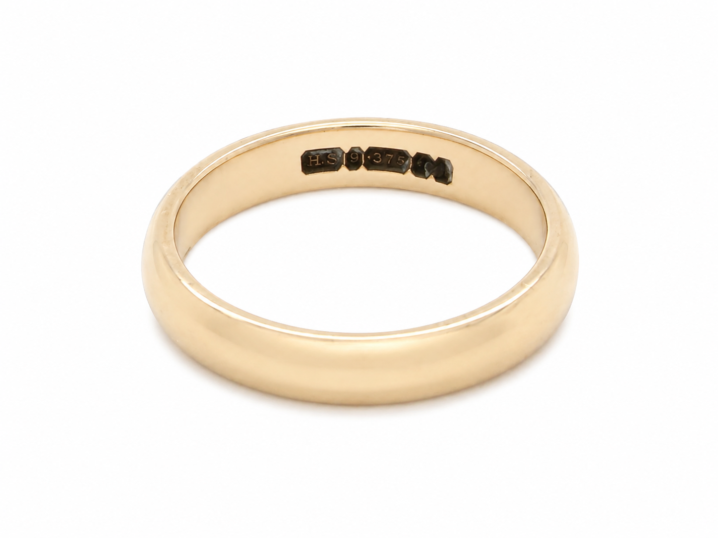 close view A simple yet highly traditional wedding . The D shape profile has been popular for decades and this ring at just under 4mm has a substantial weight of 3.8grams.
