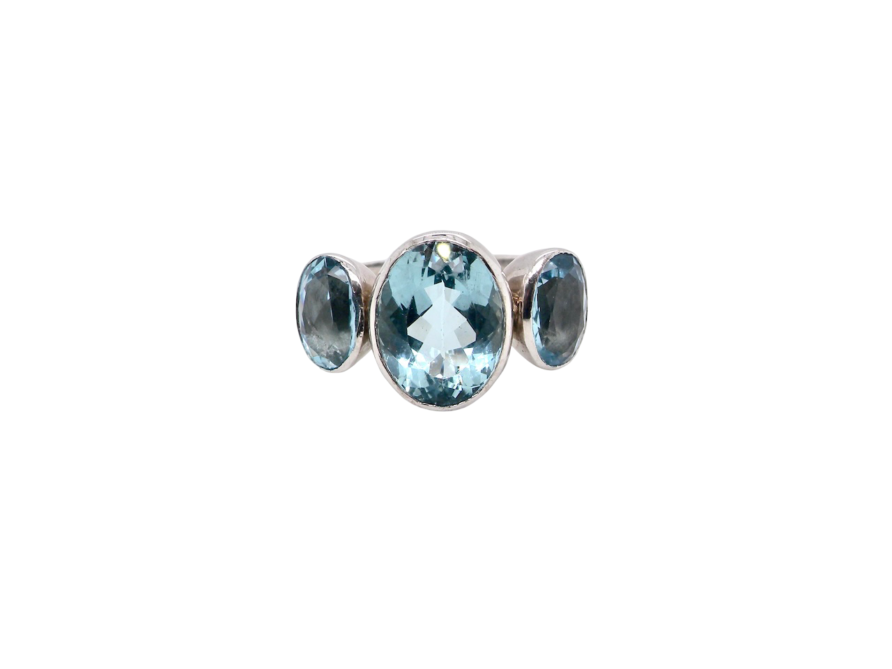 A stunning Aquamarine dress ring