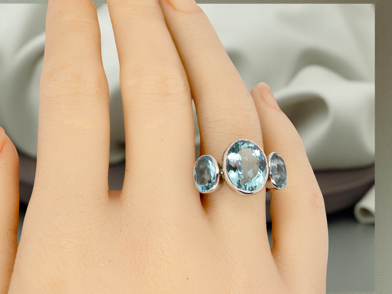 A stunning Aquamarine dress ring