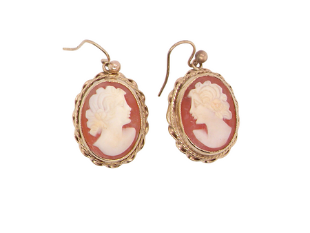 A stunning pair of cameo drop earrings. Each measures 17x12.5mm.