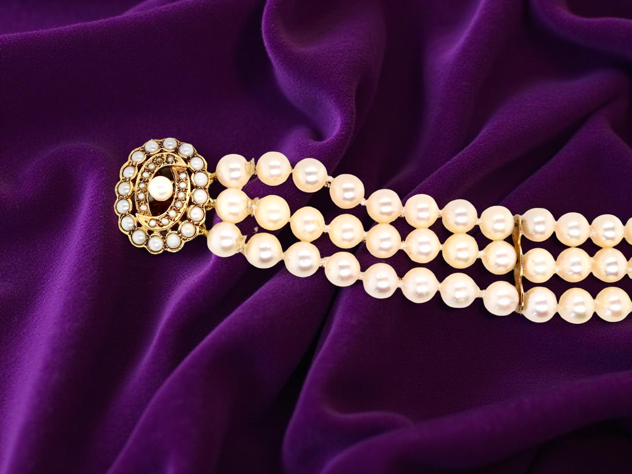 A stunning three row pearl bracelet