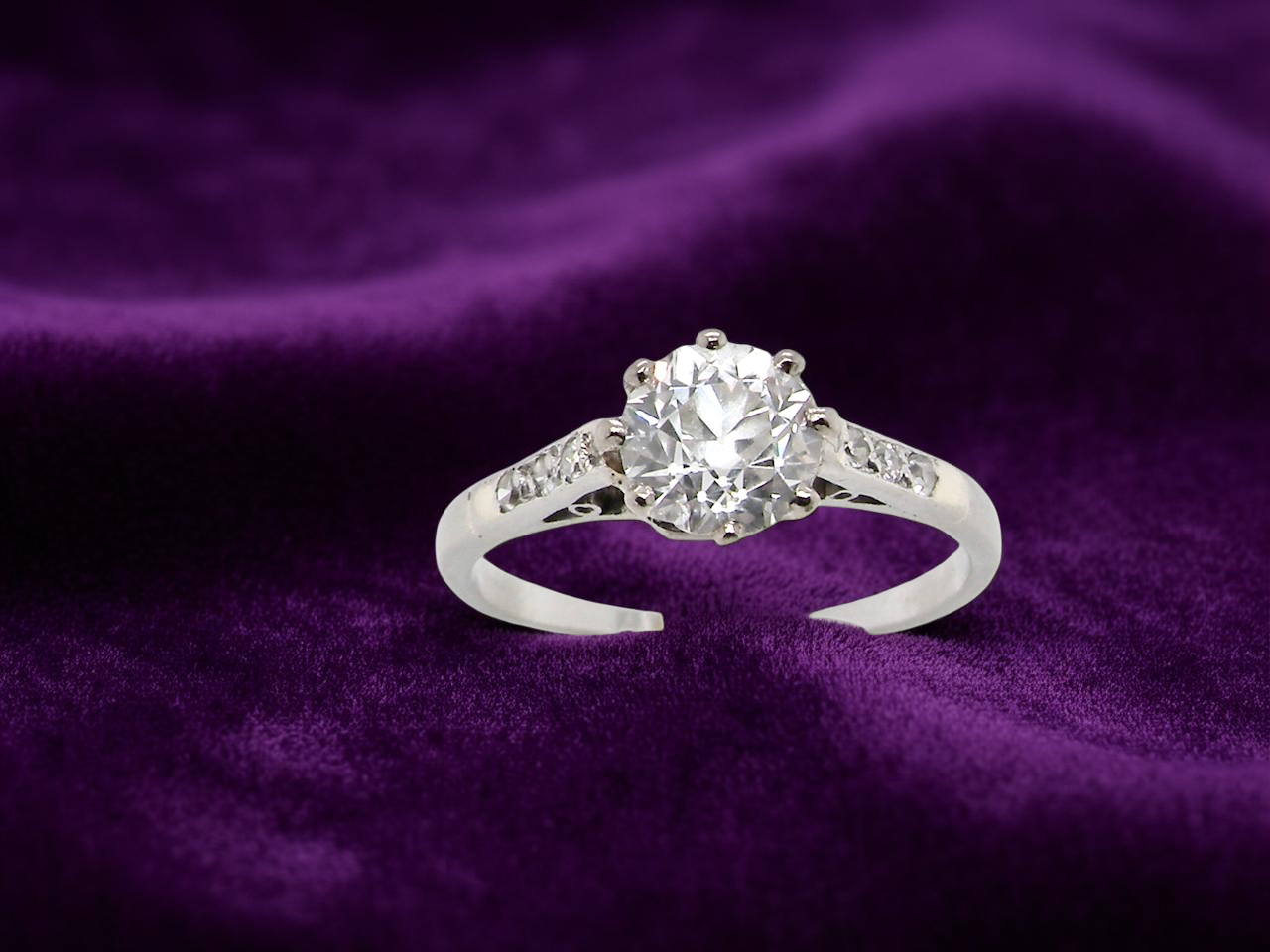 A timeless vintage solitaire ring set with a striking old brilliant cut white diamond. The central diamond measures approximately 6mm, estimated at 3/4 carat, with colour graded between G–I and clarity SI.