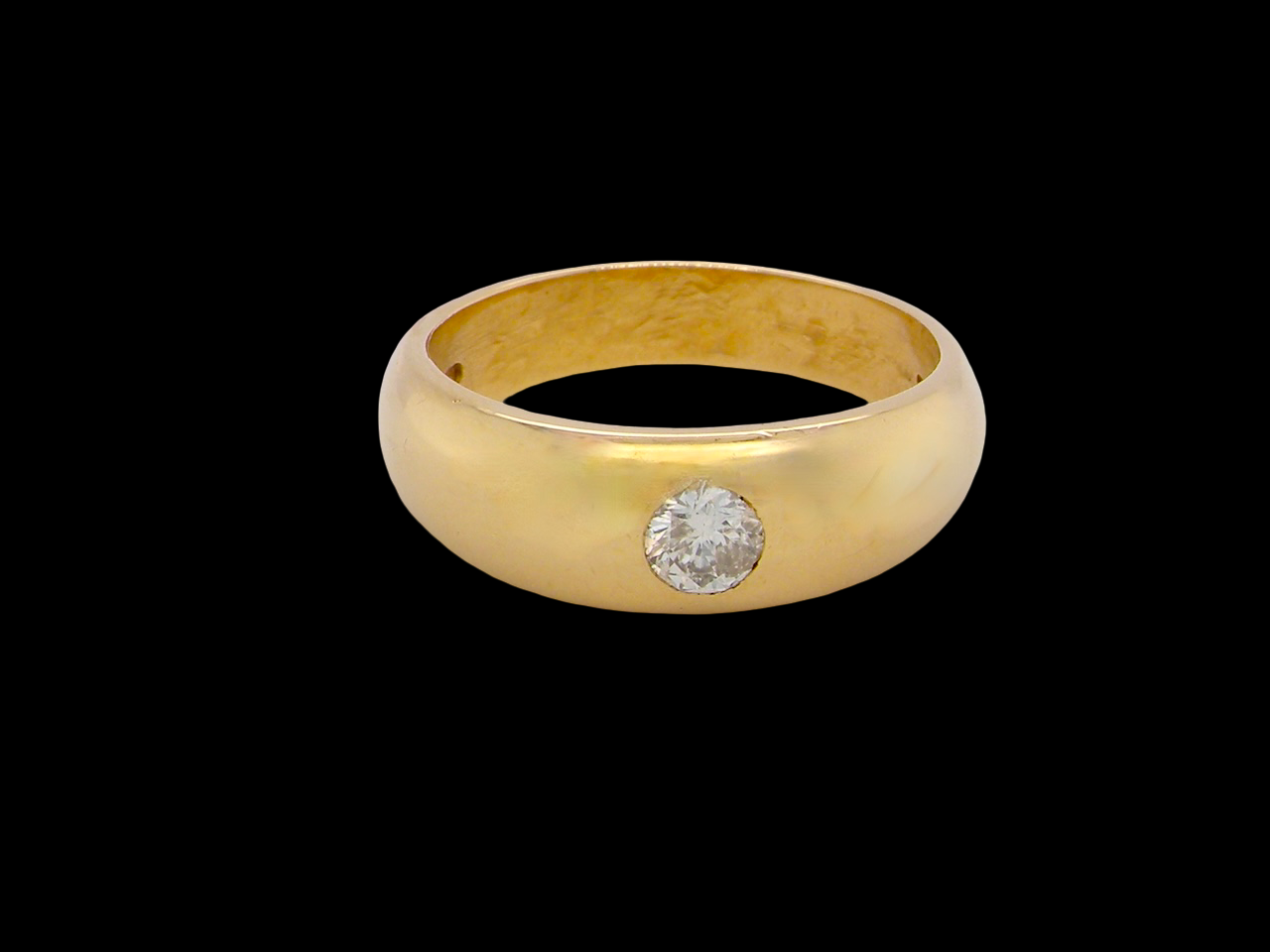 A very heavy and substantial 18 carat gold gentleman’s ring, 