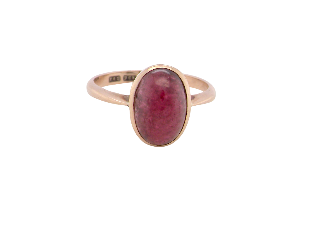 A vintage dress ring. Set with an oval cabouchon cut garnet, 11x7mm, i