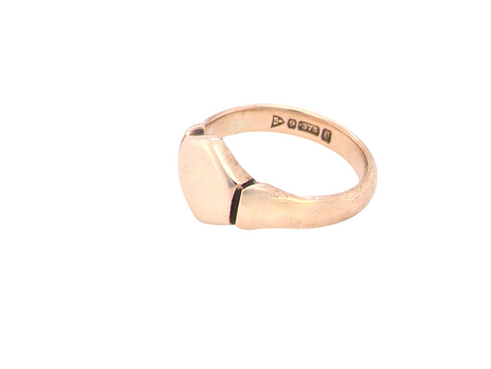 A vintage signet ring that could be worn by a man or a woman. Six sided head that is plain and measures 10x10mm.