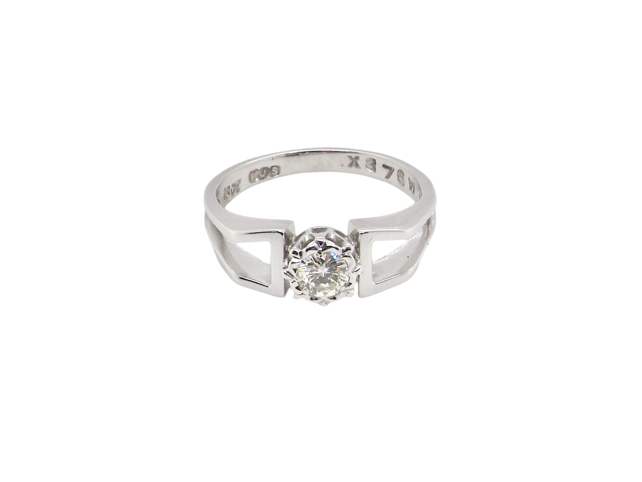 A vintage white gold Diamond ring