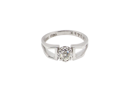 A vintage white gold Diamond ring