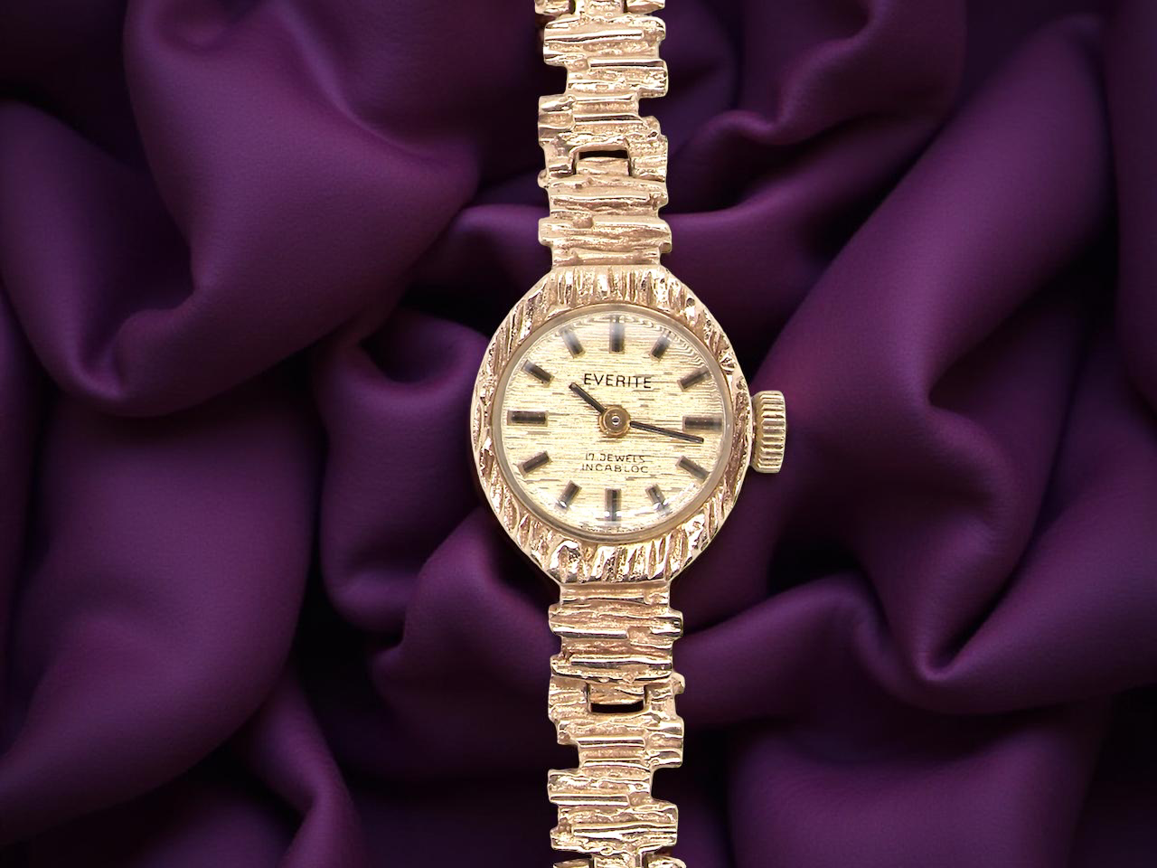 A woman's 9 carat gold wrist watch