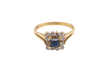 An 18 carat Gold Sapphire and Diamond Cluster Ring (Hallmarked 1997)