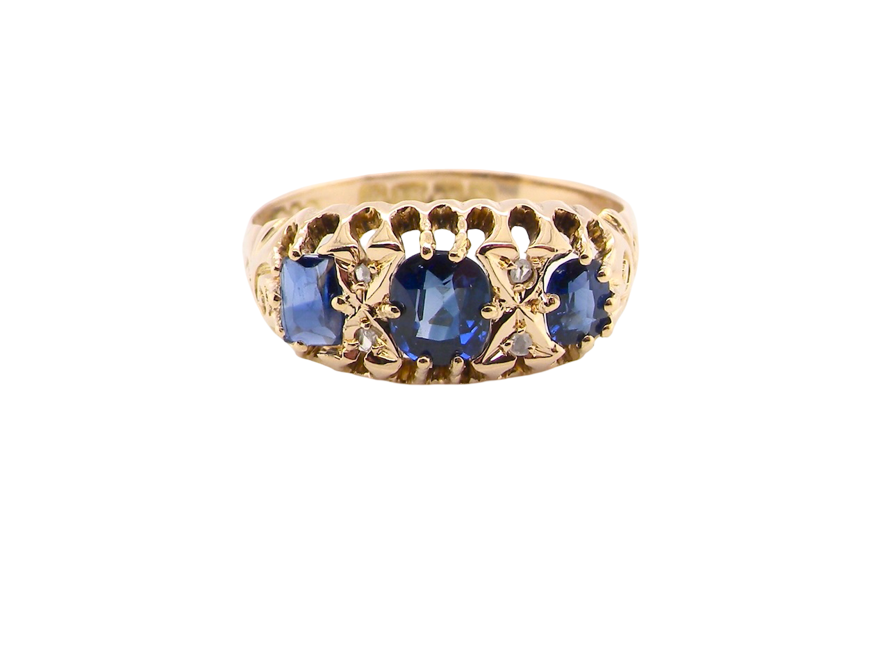An 18 carat gold antique boat shaped ring. Features three oval to cushion cut sapphires, centre 6x5mm, 