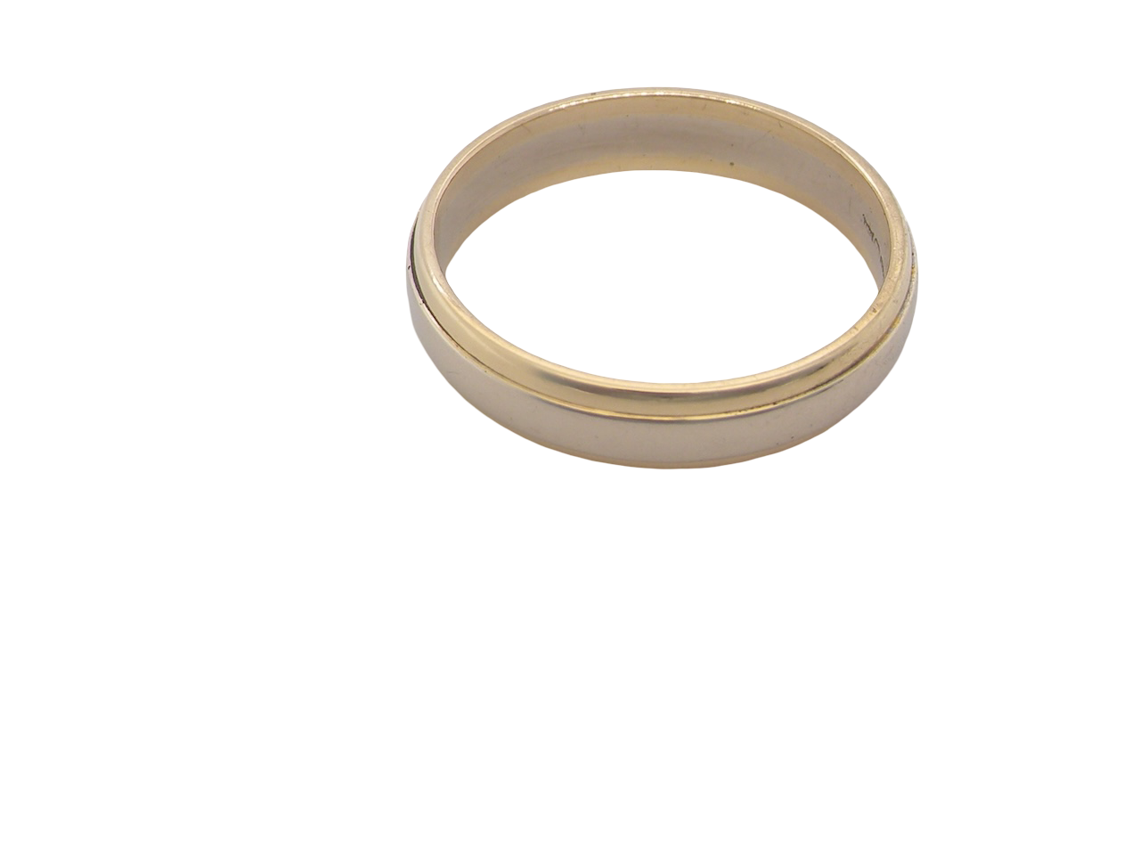 An 18 carat gold wedding ring. The inner band is white gold measures 3.5mm, and yellow gold narrower bands to each edge. Total width 4.75mm.