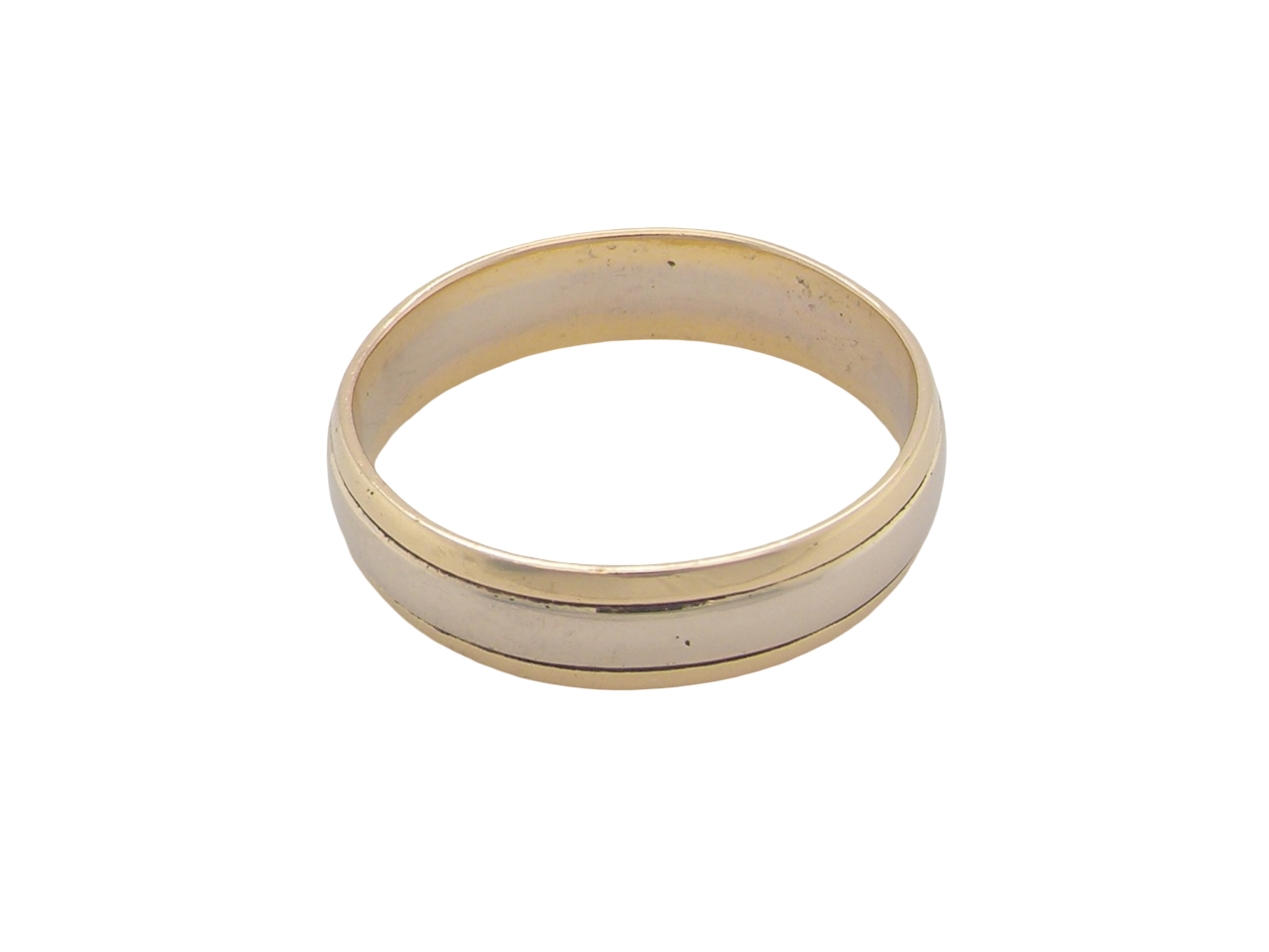 An 18 carat gold wedding ring. The inner band is white gold measures 3.5mm, and yellow gold narrower bands to each edge. Total 4.75mm.