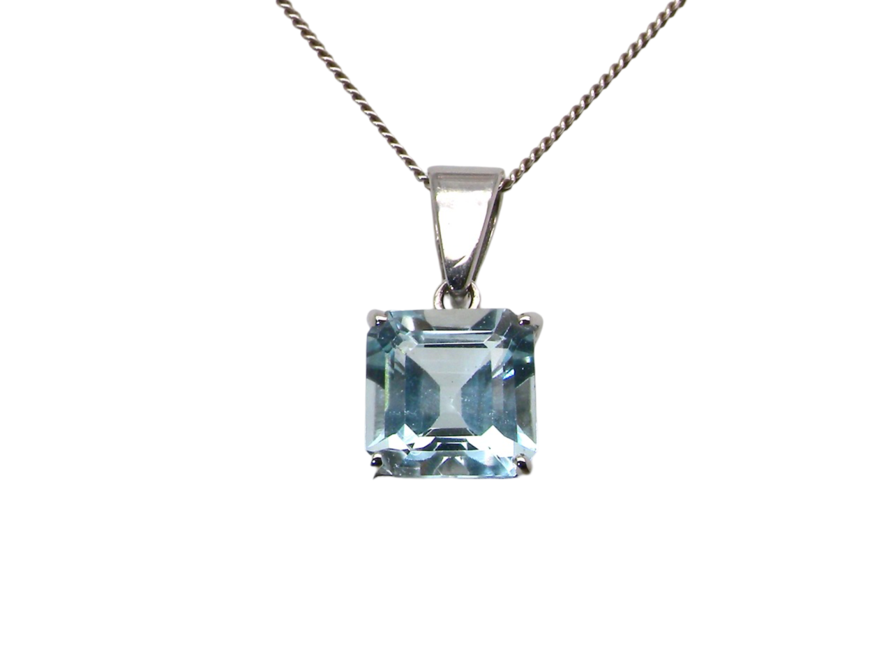 An Aquamarine pendant