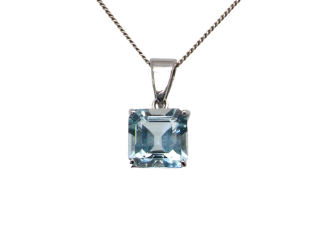 An Aquamarine pendant