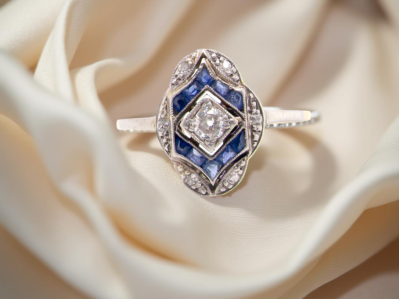  An Art Deco Diamond and Sapphire Cluster Ring (1920-1930) 