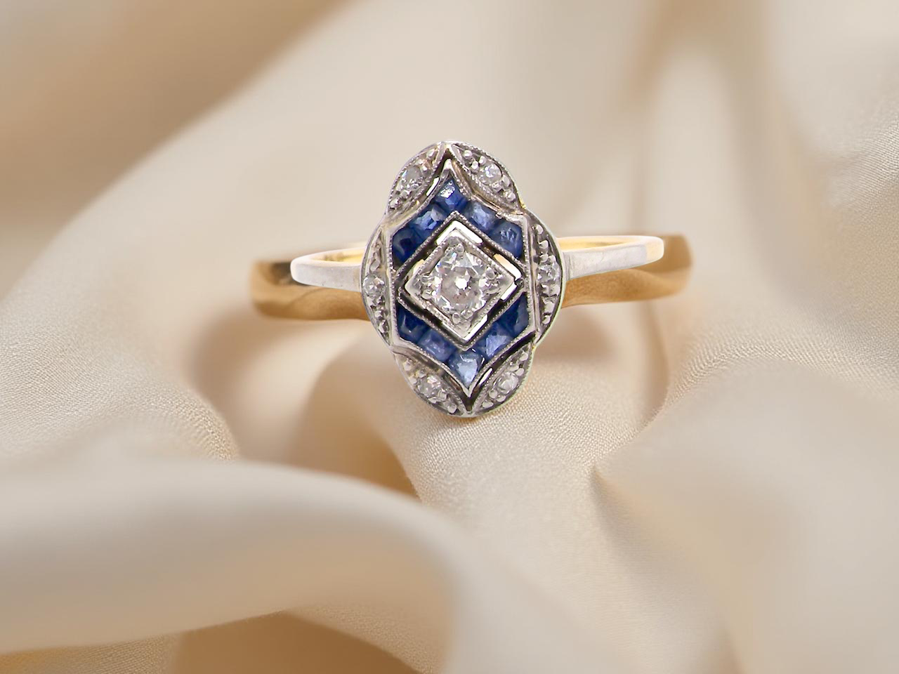  An Art Deco Diamond and Sapphire Cluster Ring (1920-1930) 
