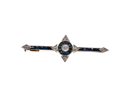 An Edwardian bar brooch. The centre 'target' style portion is set with a brilliant cut white diamond 4mm (0.25 carats) colour H-j, clarity Si. Mille grain setting.