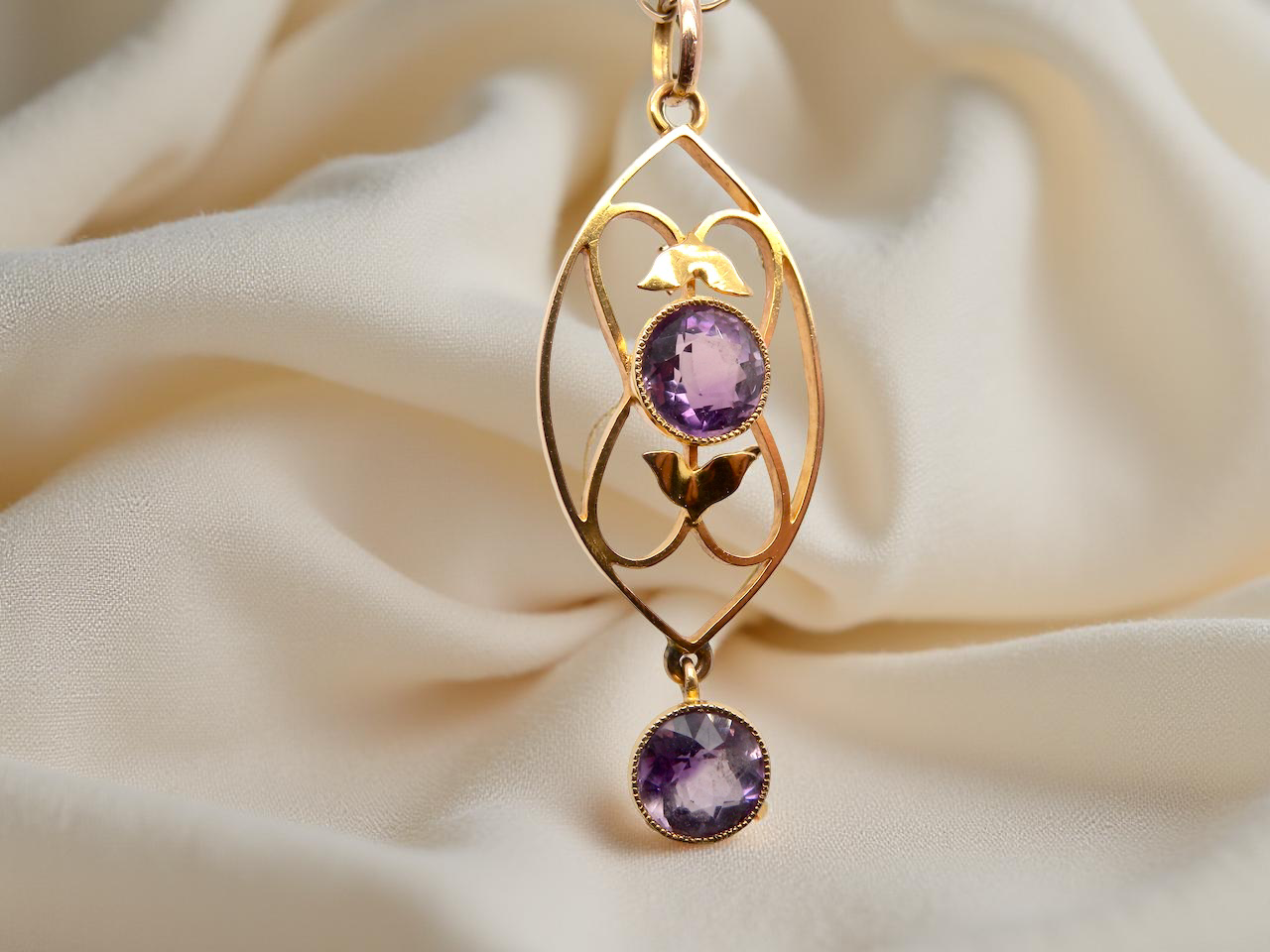 An Edwardian pendant set with amethyst gemstones