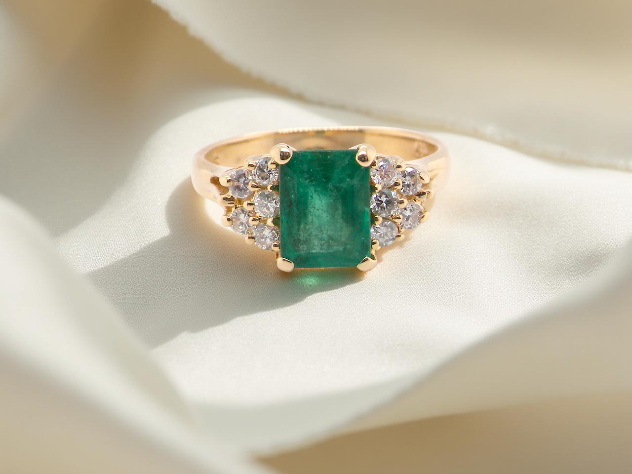  An Emerald &amp; Diamond 18ct Gold Ring