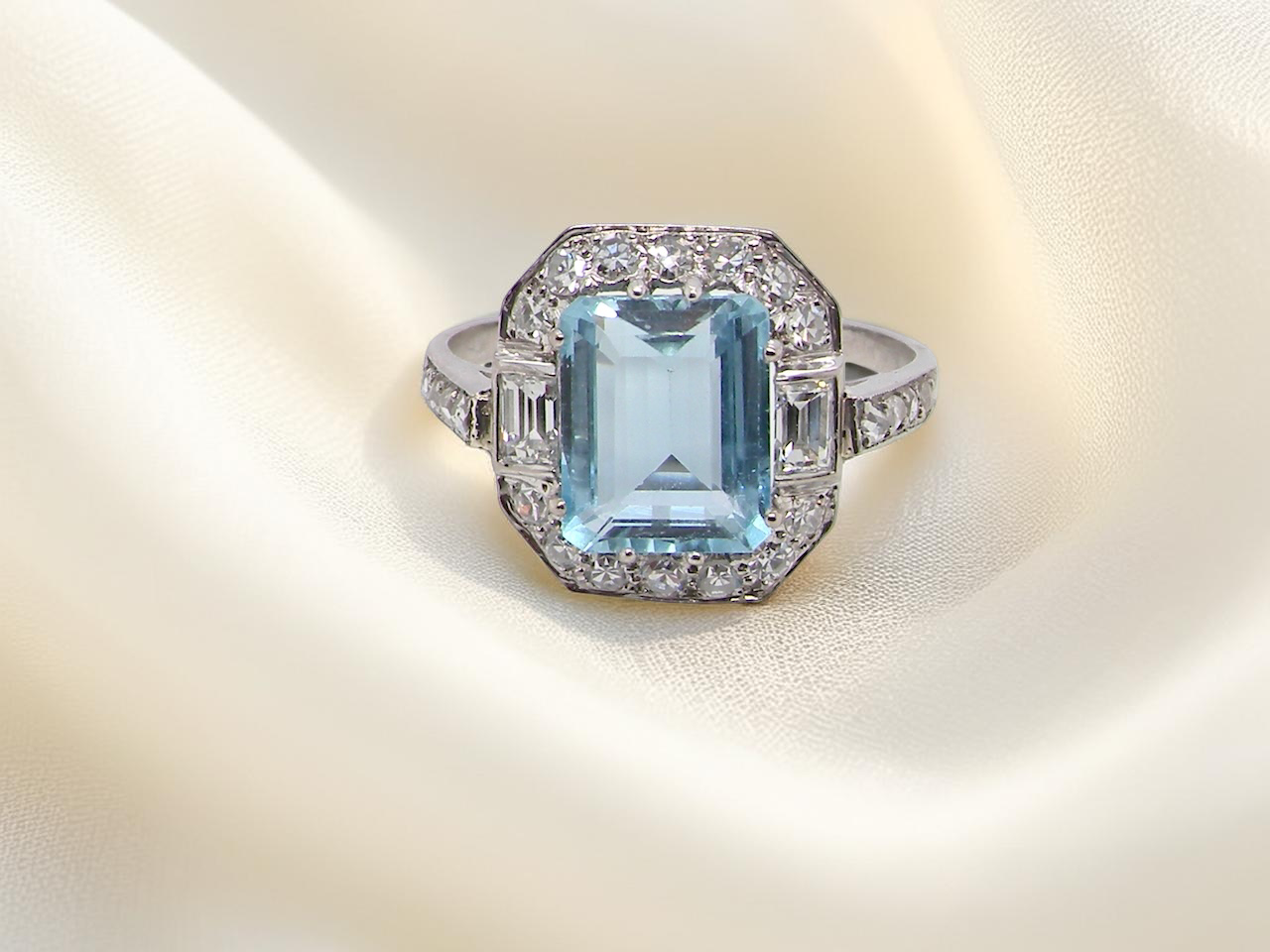 An elegant French Art Deco cluster ring in platinum (tests as), dating to circa 1930–1940 