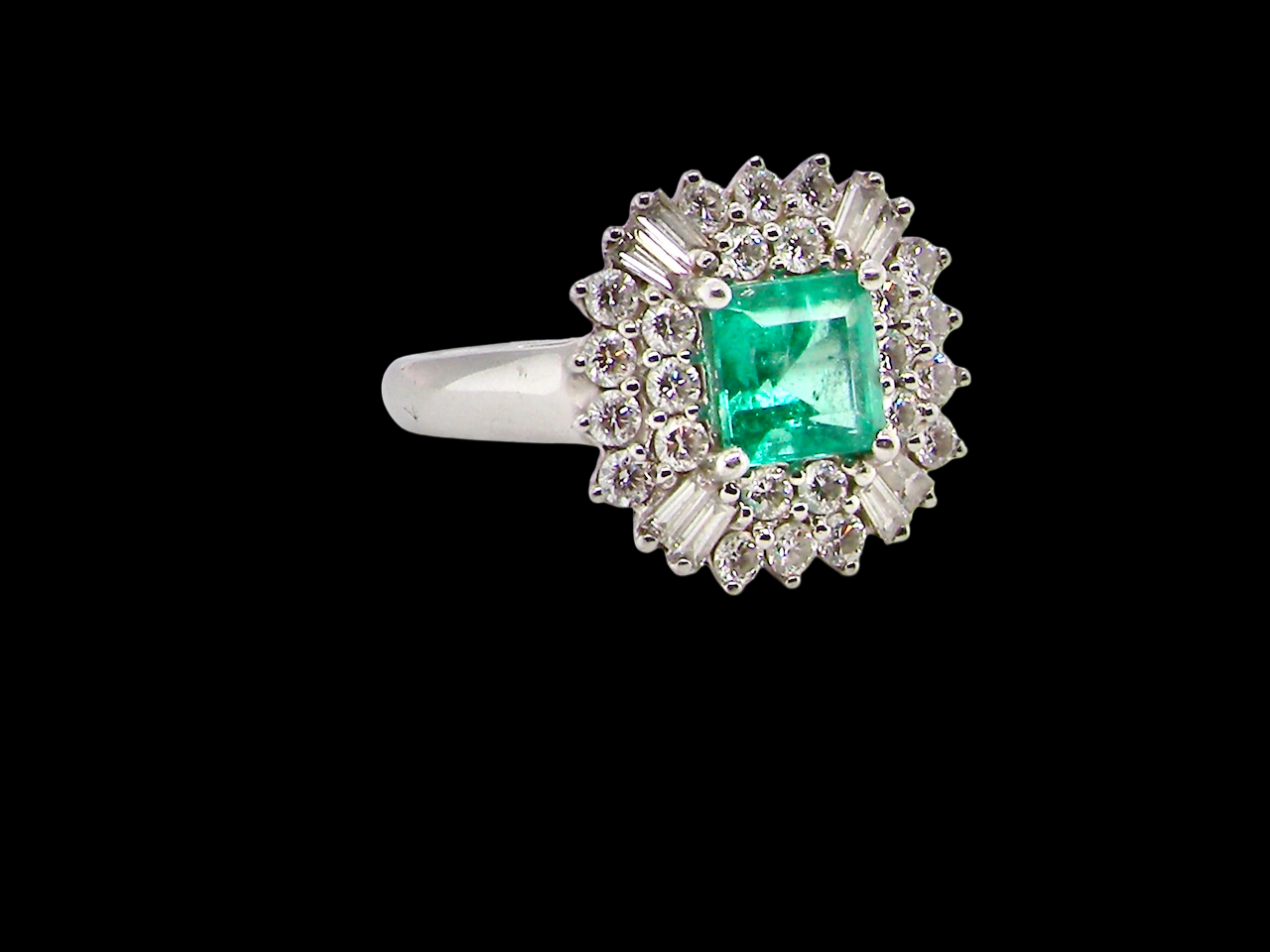 An exceptional Emerald and Diamond cluster ring