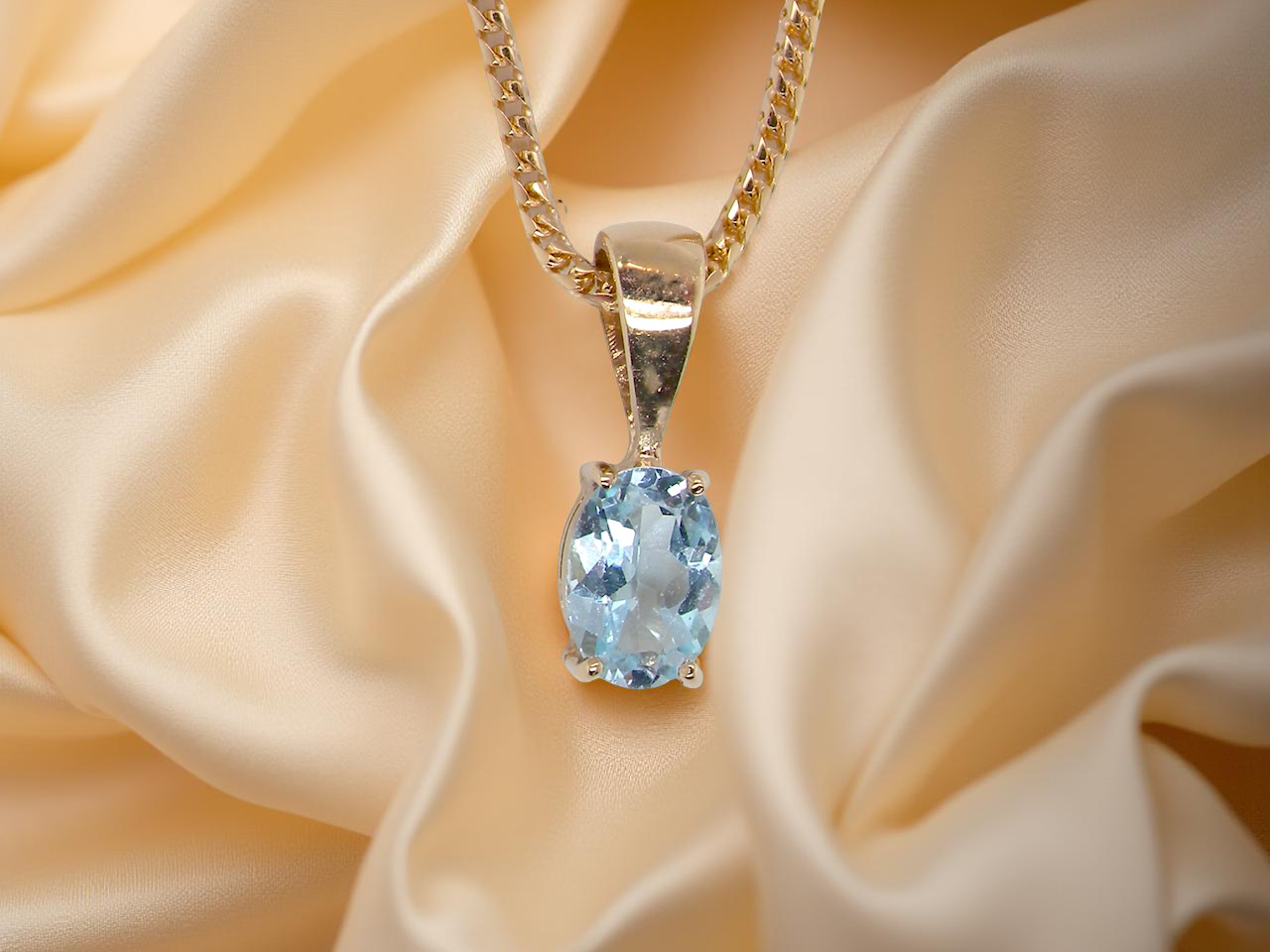An Aquamarine solitaire pendant