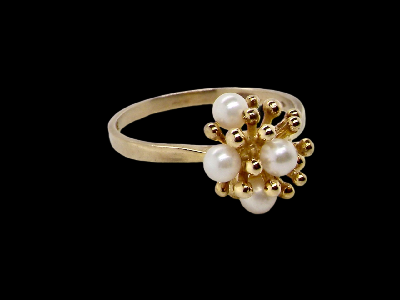 A modern cultured pearl ring