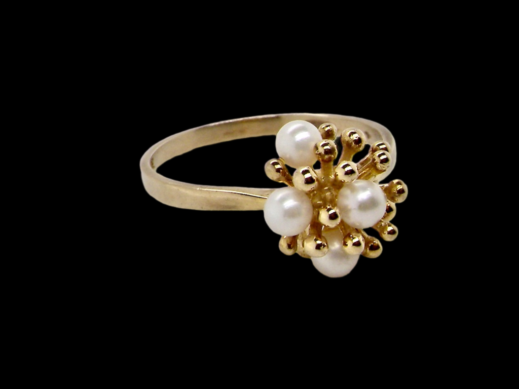 A modern cultured pearl ring