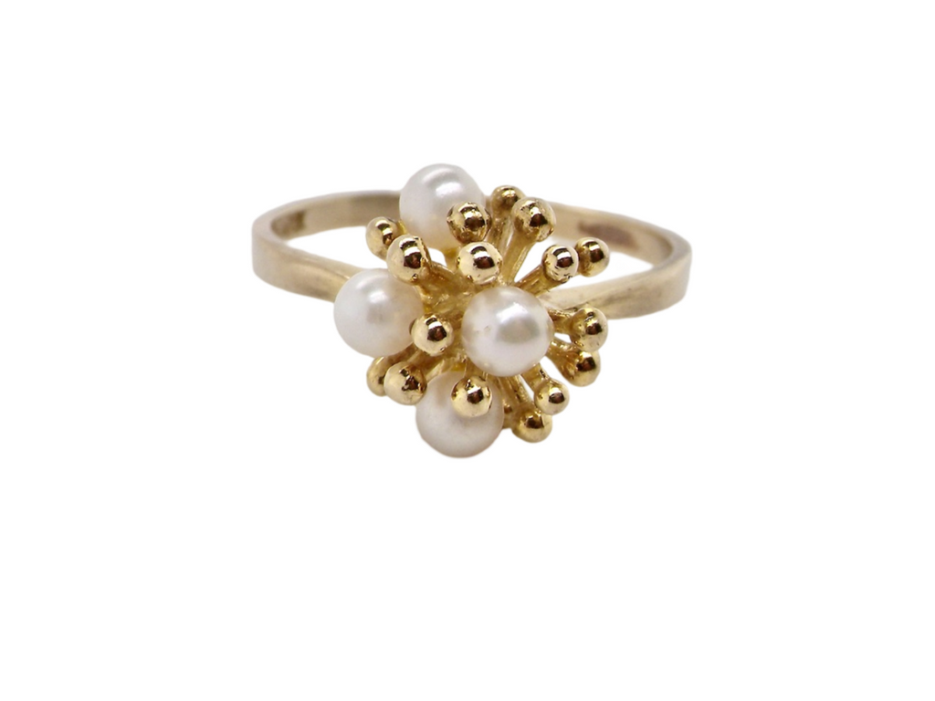 A modern cultured pearl dress ring
