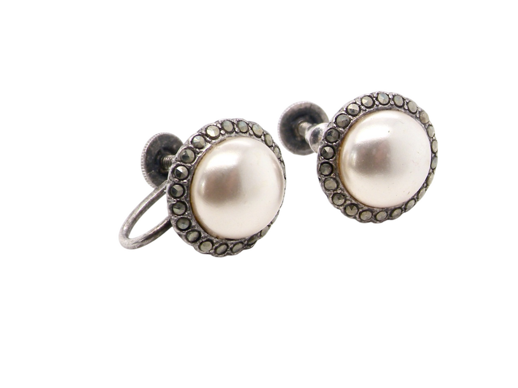 A vintage pair of pearl earrings
