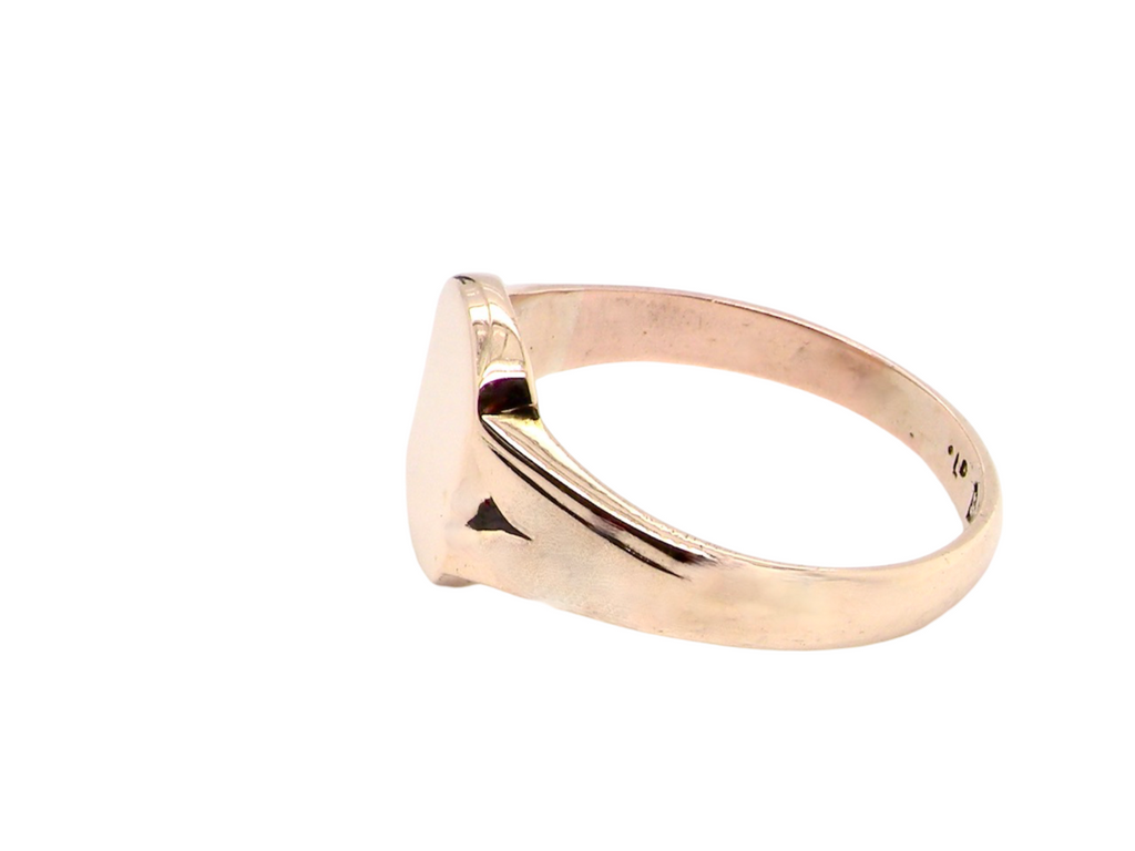 A man's gold signet ring side view