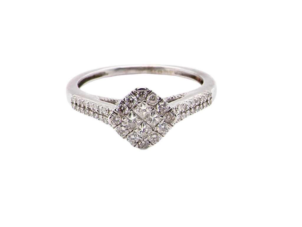 A diamond cluster ring