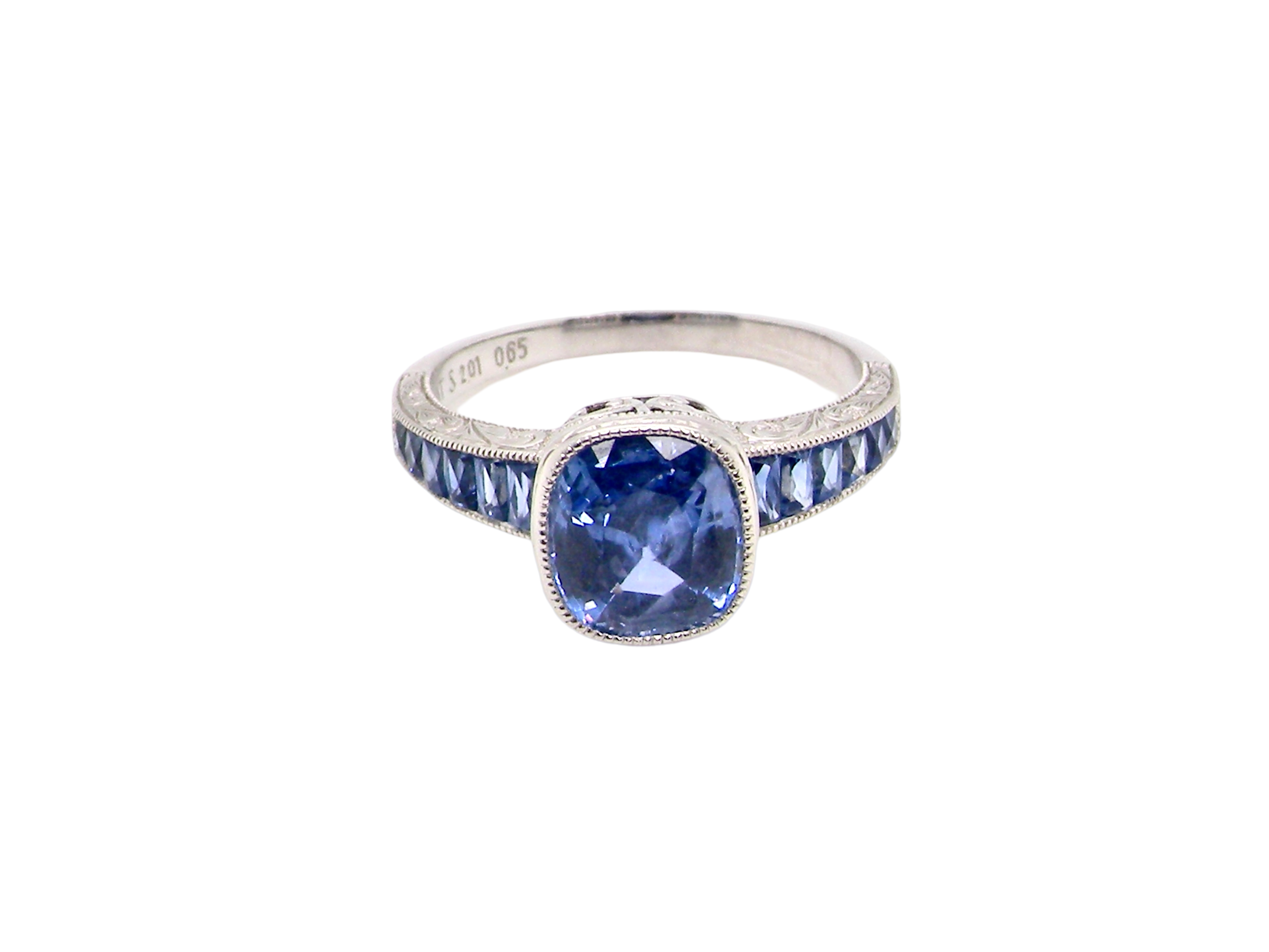 A fine Sapphire Ring front