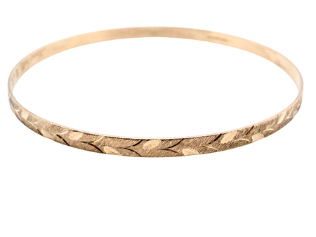 A diamond cut solid 9 carat gold bangle