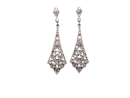 Designed in the elegant style of the 1920s, these sophisticated drop earrings are crafted in 18ct white gold.
