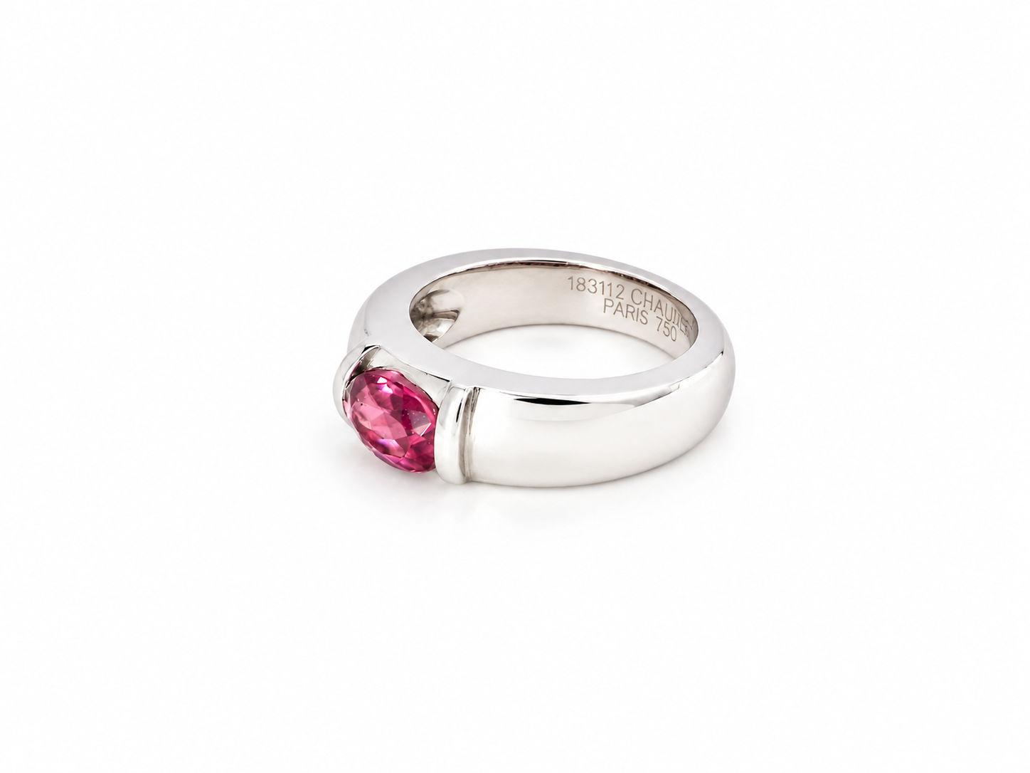 From the House of Chaumet, Paris, a beautiful solitaire ring. side