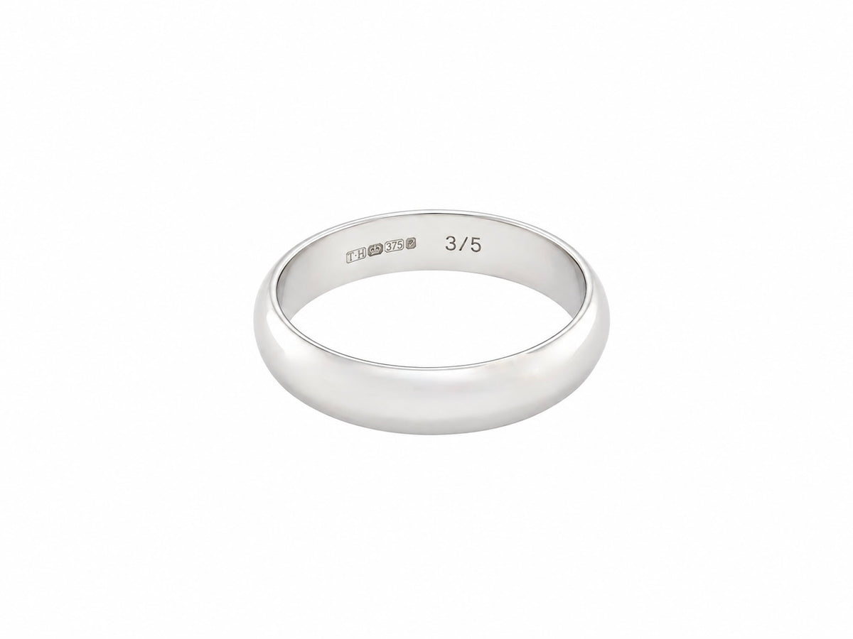 A gentleman's 9 carat white gold wedding ring. Width 5.5mm, plain D shape profile.