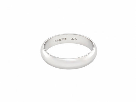A gentleman's 9 carat white gold wedding ring. Width 5.5mm, plain D shape profile.