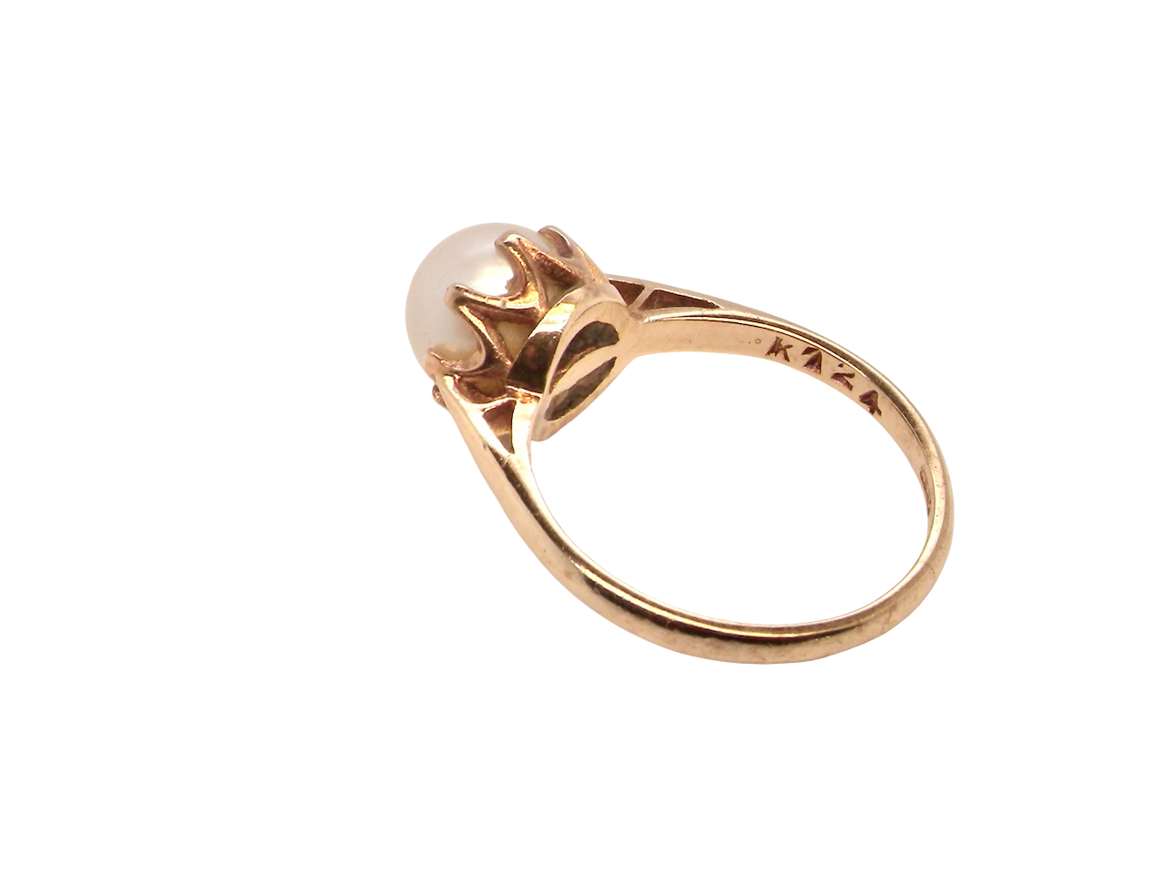 A vintage Pearl solitaire ring
