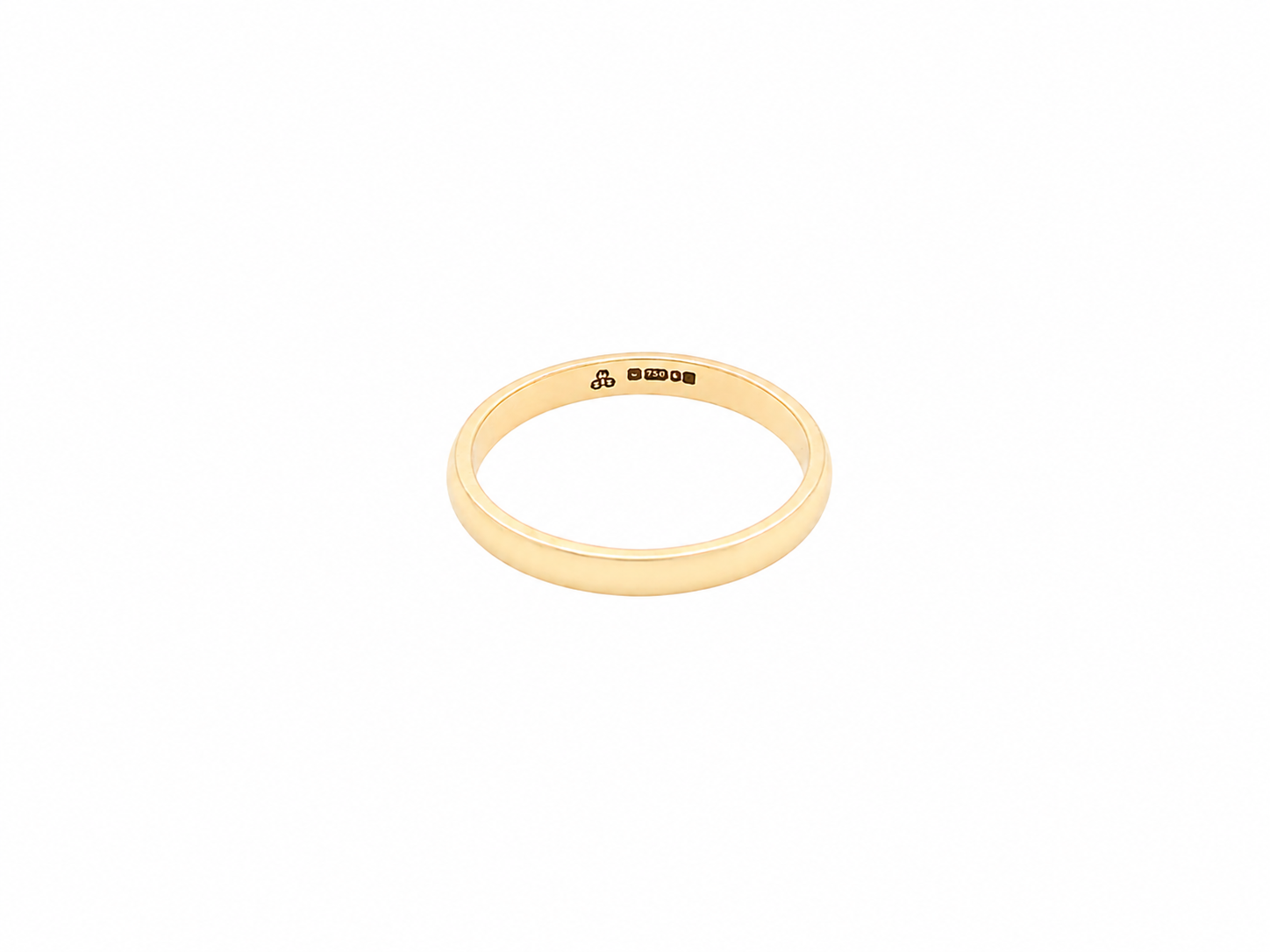 The absolute classic for a wedding ring. This 18 carat yellow gold ring is D shaped with a width of 2.5mm, and a weight of 2.7grams.