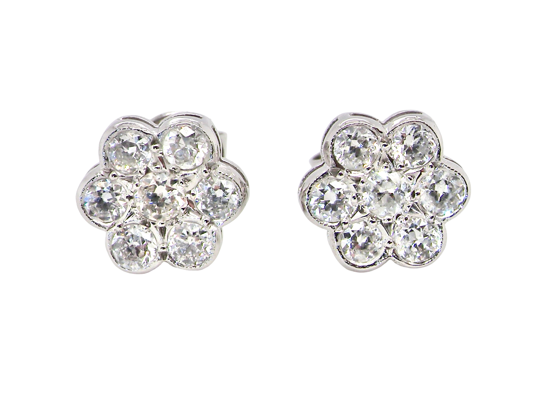  The diamonds measure approximately 2.6mm each, with an estimated total diamond weight of 0.40ct per earring (0.80ct total). Assessed as colour I–J and clarity SI.

The elegant daisy-style heads measure 9.3mm 