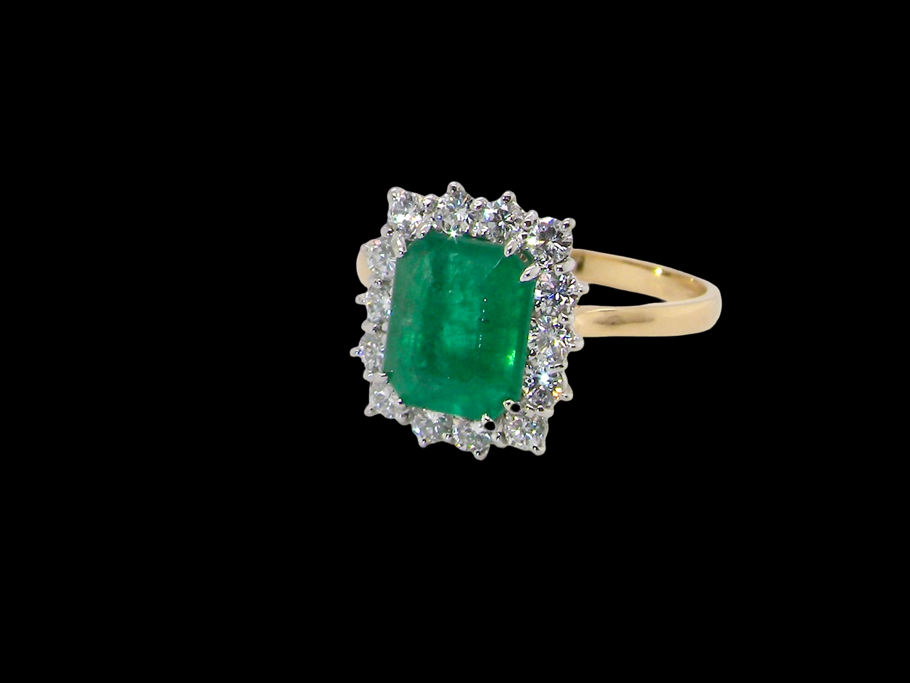 Vintage Emerald &amp; Diamond Cluster Ring – Timeless Elegance (c.1980s)side